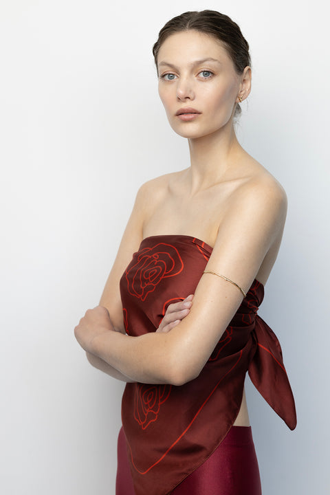 Odkryj wyjątkowe kolczyki z kolekcji PROFONDO ROSSO od UMIAR biżuteria. Te minimalistyczne, lecz eleganckie kolczyki na sztyfcie, wykonane ręcznie z żółtego złota, zostały zainspirowane cierniem róży. Delikatnie inkrustowane dwoma naturalnymi rubinami, dodają subtelnego blasku i wyjątkowego charakteru. Podkreśl swój styl z kolekcją PROFONDO ROSSO.