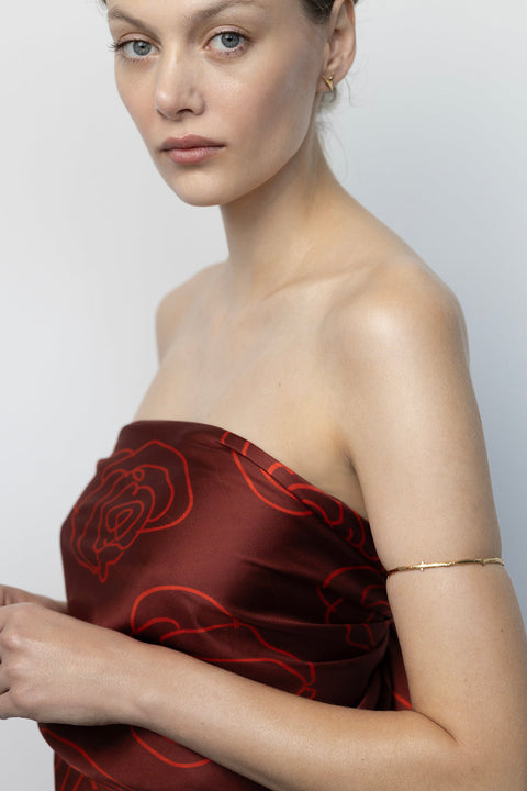 Odkryj wyjątkowe kolczyki z kolekcji PROFONDO ROSSO od UMIAR biżuteria. Te minimalistyczne, lecz eleganckie kolczyki na sztyfcie, wykonane ręcznie z różowego złota, zostały zainspirowane cierniem róży. Delikatnie inkrustowane dwoma naturalnymi rubinami, dodają subtelnego blasku i wyjątkowego charakteru. Podkreśl swój styl z kolekcją PROFONDO ROSSO.