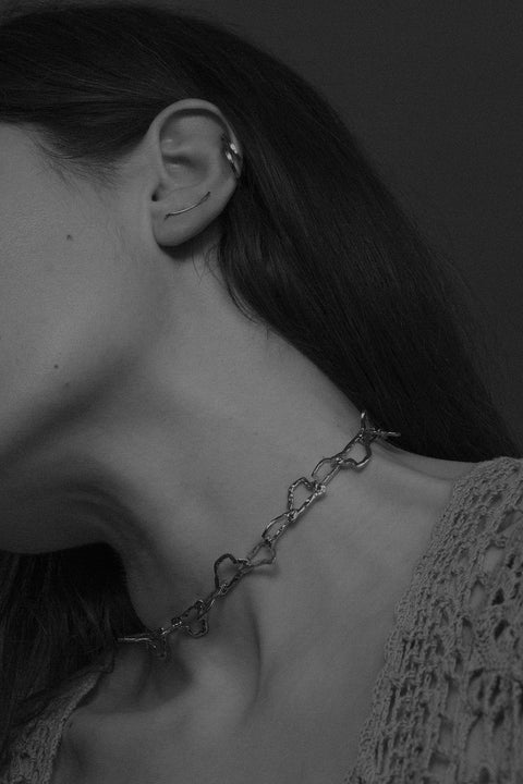 Odkryj unikalny naszyjnik typu choker z kolekcji UMIAR biżuteria. Wykonany ręcznie ze szlachetnych materiałów, ten wielowymiarowy naszyjnik z ogniwami, inspirowany konturami warstwic Monte Solaro, wyróżnia się niezwykłą strukturą i designem. Idealnie podkreśla dekolt i dzięki przedłużce umożliwia regulację długości, co gwarantuje komfort noszenia i dopasowanie do różnych stylizacji.