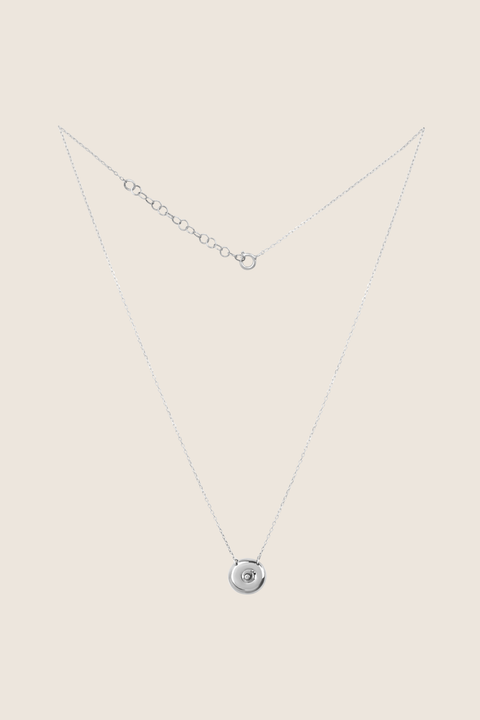 Odkryj elegancki naszyjnik-celebrytkę z naturalnym diamentem od UMIAR biżuteria, wykonany ręcznie z różowego złota próby 585. Unikalny, okrągły dysk z zagłębioną kuleczką łączy ponadczasowy styl z nowoczesnym wyrazem, symbolizując kobiecość, bliskość i cykle życia. Idealny prezent na wyjątkowe okazje – kup teraz!