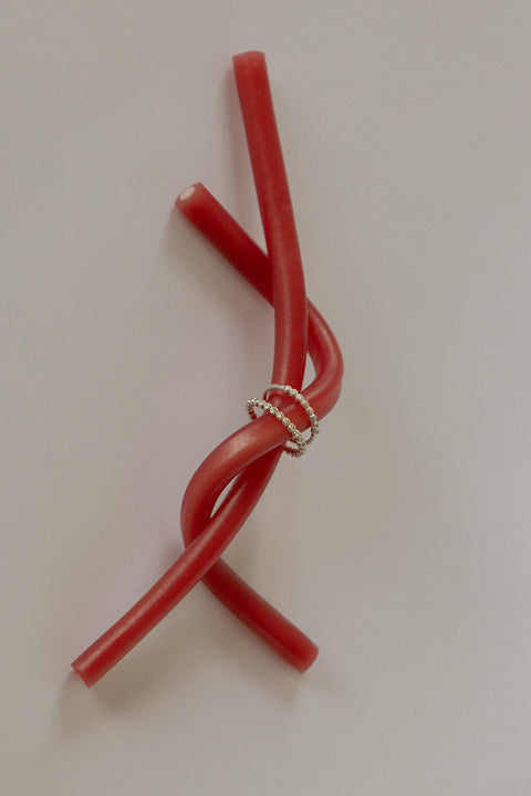 UMIAR biżuteria – elegancka obrączka inkrustowana diamentami lub szafirami w dekoracyjnej oprawie. Ręcznie wykonana ze srebra 925 lub pozłacanego 24k złotem. Idealna jako obrączka ślubna lub pierścionek zaręczynowy. Odkryj wyjątkową biżuterię z charakterem – zamów już teraz!