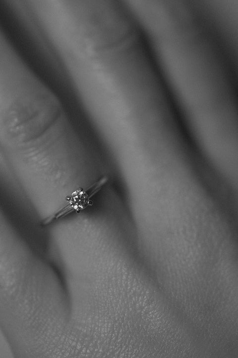 Odkryj prosty, a zarazem elegancki pierścionek z brylantem 0,400 ct od UMIAR biżuteria. Minimalistyczna oprawa eksponuje piękno i blask kamienia, idealny wybór dla ceniących klasyczną elegancję i wyrafinowany styl. Doskonały jako pierścionek zaręczynowy. Ręcznie wykonany z różowego złota próby 585. Zamów teraz i dodaj blasku swojej miłości!