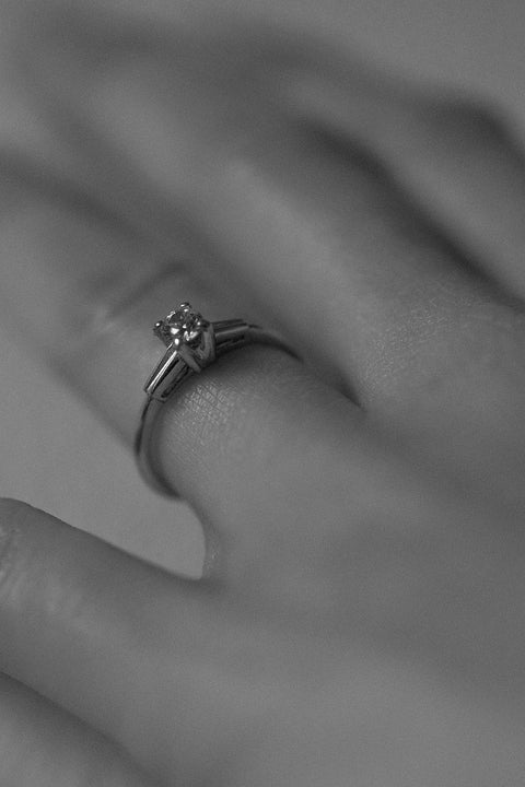 Odkryj prosty, a zarazem elegancki pierścionek z brylantem 0,400 ct od UMIAR biżuteria. Minimalistyczna oprawa eksponuje piękno i blask kamienia, idealny wybór dla ceniących klasyczną elegancję i wyrafinowany styl. Doskonały jako pierścionek zaręczynowy. Ręcznie wykonany z żółtego złota próby 585. Zamów teraz i dodaj blasku swojej miłości!