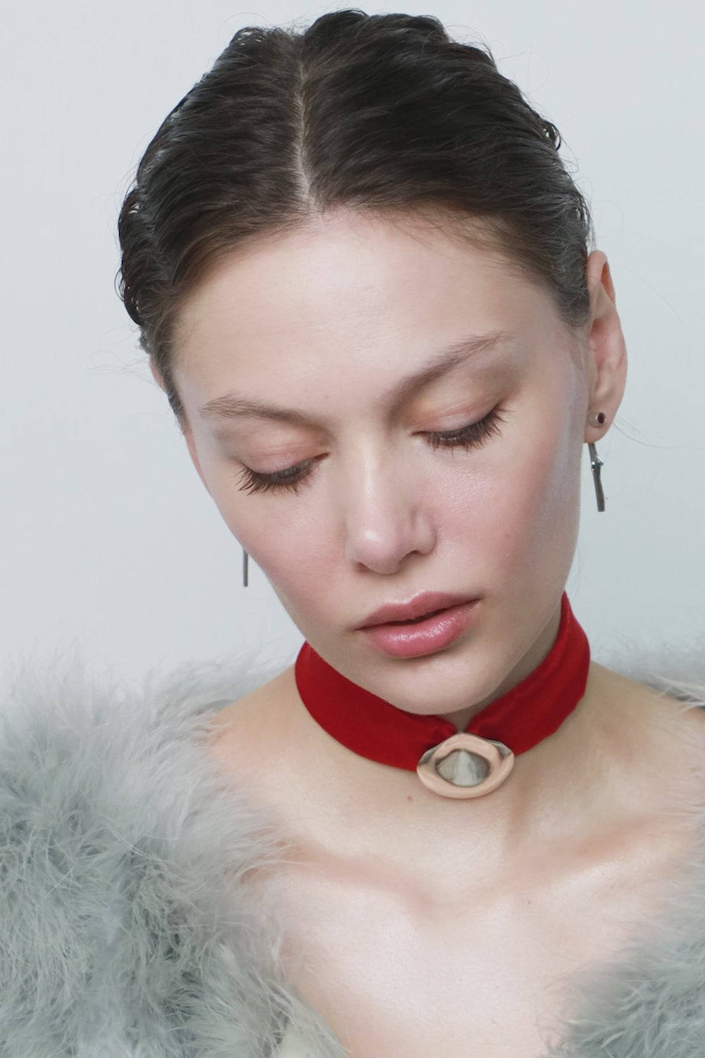 Wyjątkowy naszyjnik TAL z kolekcji PROFONDO ROSSO UMIAR biżuteria to połączenie elegancji i wyrafinowanego stylu. Zawieszony na szerokiej wstążce z naturalnego jedwabiu, ma formę delikatnego płatka róży. Wybierz kolor wstążki – ponadczasową czerń lub wyjątkowo modną czerwień, aby dopasować go do Twojego gustu i stylu. Nasz naszyjnik TAL można nosić na wiele sposobów - klasycznie blisko szyi, na dołączonej jedwabnej wstążce lub dowolnym łańcuszku z Twojej kolekcji.