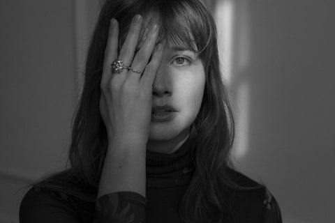 Dekoracyjny pierścionek w kształcie kwiatu od UMIAR biżuteria, ręcznie wykonany z białego złota próby 585. Pochodzący z kolekcji Vintage Touche, której wzory nawiązują do stylu art deco i ducha vintage, dodaje unikalny charakter każdej stylizacji. Odkryj wyjątkowe piękno biżuterii inspirowanej dawnymi formami, idealnej zarówno na co dzień, jak i na specjalne okazje!