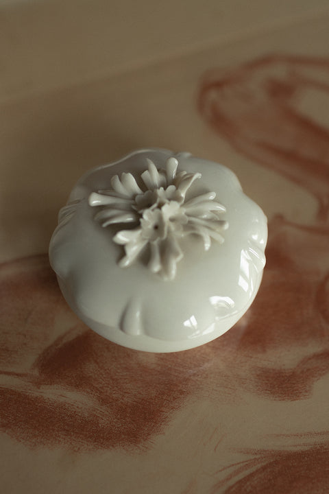 UMIAR biżuteria prezentuje porcelanową szkatułkę vintage, pokrytą błyszczącą warstwą szkliwa ceramicznego. Wieczko zdobione oryginalną, kwiatową dekoracją. Idealna do przechowywania biżuterii lub drobiazgów. Dodaj elegancji i stylu swoim wnętrzom, wybierając ten wyjątkowy dodatek. Perfekcyjny prezent dla miłośników pięknych detali!