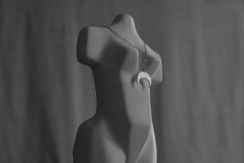 Dodaj odrobinę magii do swojej biżuterii dzięki wisiorkowi w kształcie księżyca od UMIAR biżuteria. Ten elegancki model, wykonany z białego złota próby 585, pochodzi z kolekcji Vintage Touche. Inspiracją do jego stworzenia były formy odlewnicze z minionych lat, odnalezione i przywrócone do życia. Wzory wcielają w sobie ducha vintage, a jednocześnie nawiązują do stylu art deco, choć w nowoczesnym ujęciu. Odkryj wyjątkowy urok tego wisiorka lunula i dodaj mu wyjątkowego blasku!