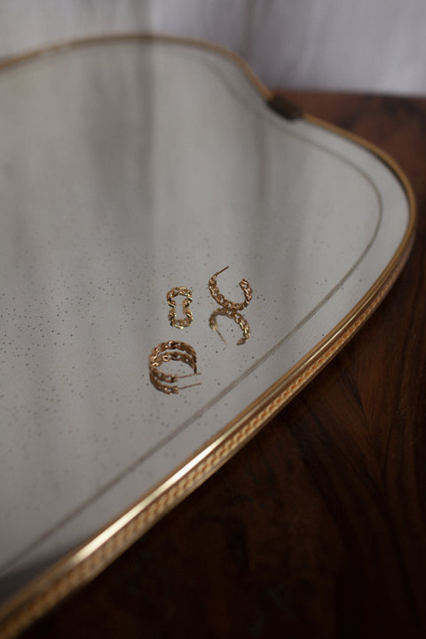 Odkryj wyjątkowy design w tych kolczykach koła o średnicy 25 mm, nawiązujących do stylu grubego łańcucha. Ręcznie wykonane ze szlachetnych materiałów: srebra 925 i srebra 925 pozłacanego 24-karatowym złotem. Te eleganckie kolczyki to doskonały dodatek do każdej stylizacji, łączący w sobie wyrafinowany styl z unikalnym wzornictwem.