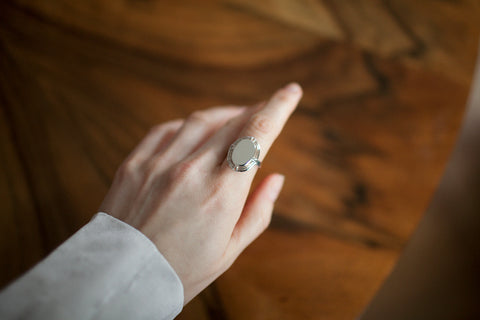 Elegancki i dekoracyjny pierścionek inspirowany art deco od UMIAR biżuteria, w całości wykonany ręcznie z różowego złota próby 585. Model pochodzi z kolekcji Vintage Touche, zachowującej ducha vintage i nawiązującej do stylu art deco. Dodaj wyjątkowy akcent do swojej biżuterii – zamów teraz!